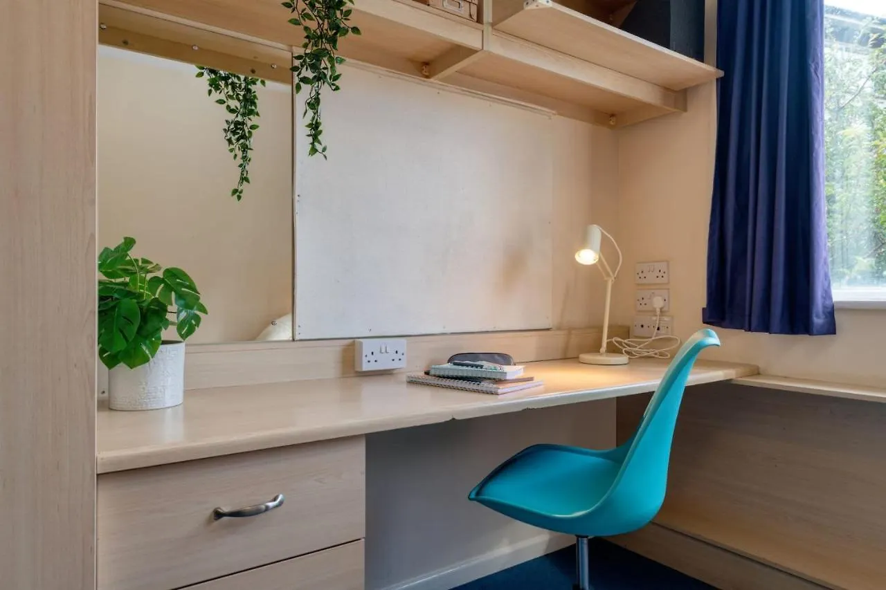 Upper Quay House: Student-Focused Accommodation with Private Rooms and Shared Kitchen Gloucester Apartment