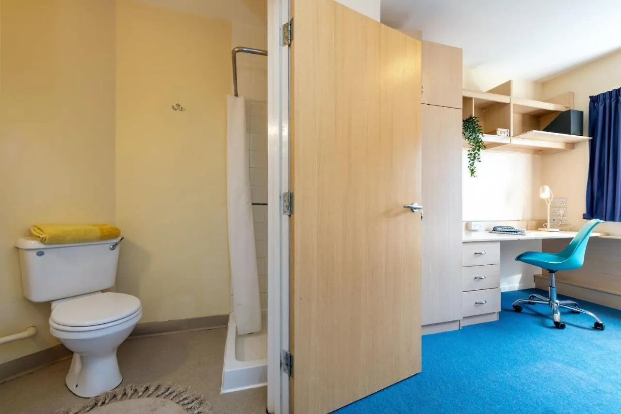 Upper Quay House: Student-Focused Accommodation with Private Rooms and Shared Kitchen Gloucester 0*,